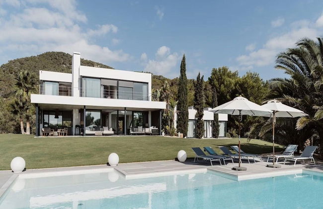 Modern Villa With Minimalistic Decor - Photo 27