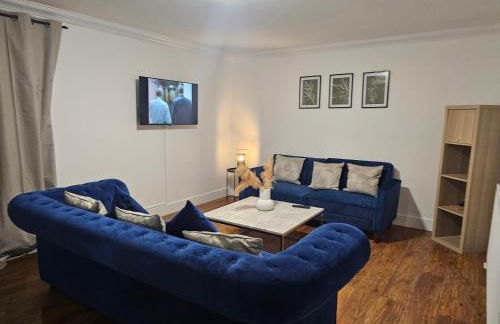 Stylish & Cosy Home in Bridgend with free parking - Photo 33