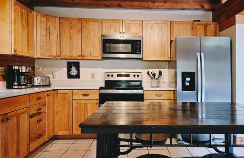 Creekwood Chalet - Hocking Hills with Hot Tub and Near Hiking - Foto 34