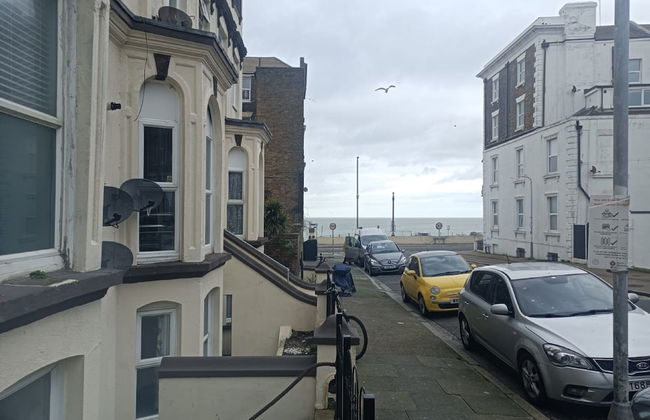 Seaside Haven Coastal Comfort 200m from the Beach - Foto 42