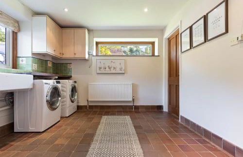 Stunning Countryside Home in Surrey by 53 Degrees Property, Ideal for Family Getaways, Private Tennis Court! - Foto 59