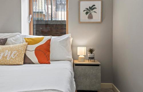 Sleek Modern City Apartment - Photo 13