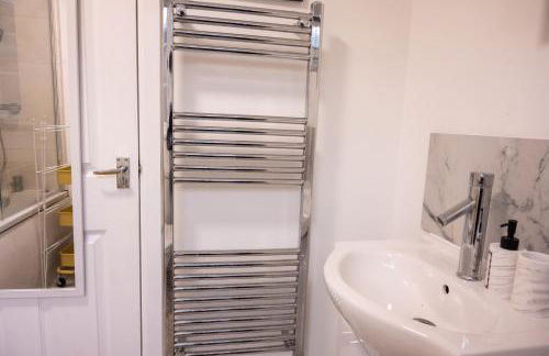 Conyngham Villa, Luxury Detached House, 6 Beds, 4BR,Large garden, Parking - Sleeps 8 - Foto 48