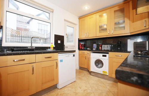 Hollybush Place By N And N Stays Ltd, Perfect for Contractors and Workers, Large Private Driveway for Work vans And Vehicles, Great Location and Fast Wifi - Foto 9