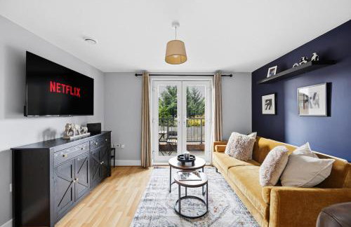 Elegant 2 Bedroom Apartment with Balcony - Near the High Street - Free Parking, Fast Wifi and Sky TV by Yoko Property - Foto 14