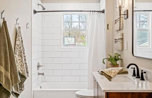 Luxurious Retreat in Historic Downtown Burlington Downstairs Only - Foto 20