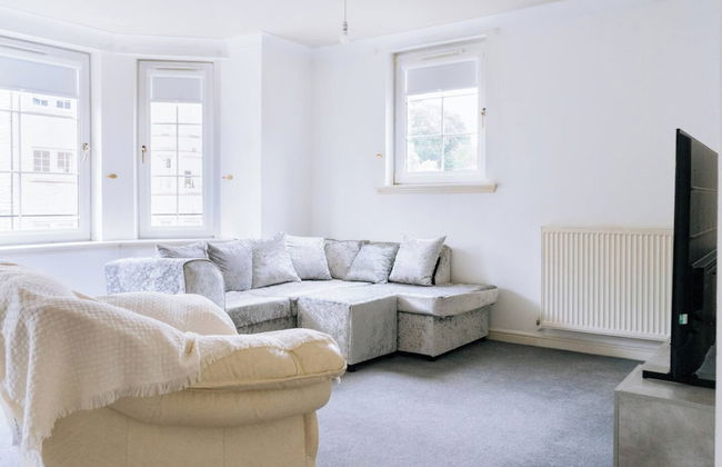 Snug & Serene 2BD Flat - Roseburn - Photo 15