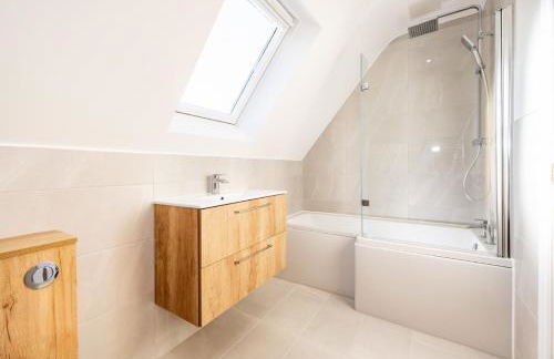 NEW! Stunning & Huge 5BR with Parking & Garden - Perfect for Families & Groups! Excellent Location - Foto 16