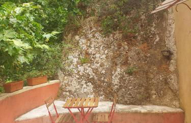 maison au coeur de Fontaine de Vaucluse, nichée sur le rocher et surplombant la sorgue - Foto 9