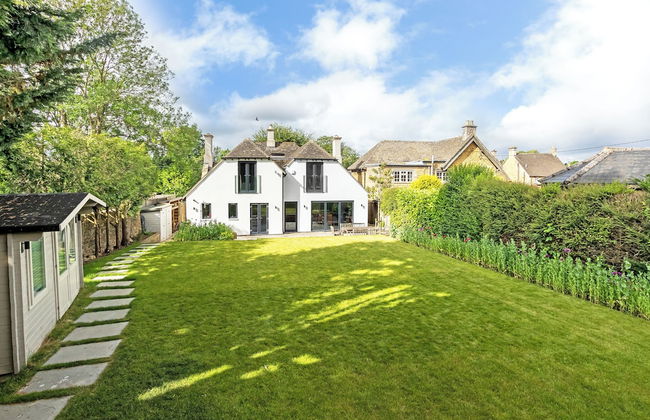Stunning 5 Bed in the Centre of Bourton - Photo 38