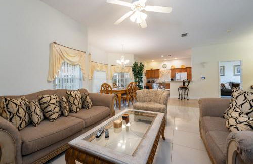 Budget Friendly Pool Home in Quiet Gated Community - Foto 9