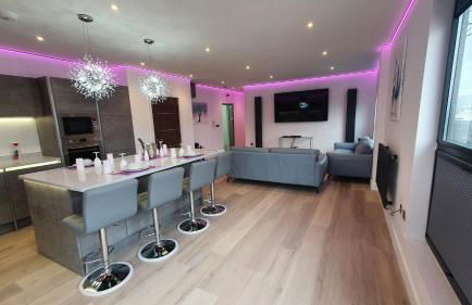 Central Penthouse with Hot Tub & Views 24 Cheltenham - Photo 2