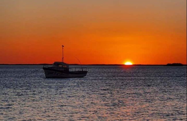 Paseo en barco al atardecer - Foto 3
