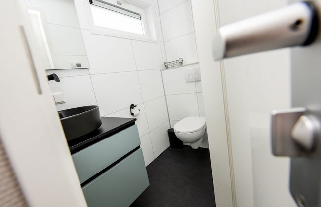 Modern Houseboat With View of the Lake - Foto 13