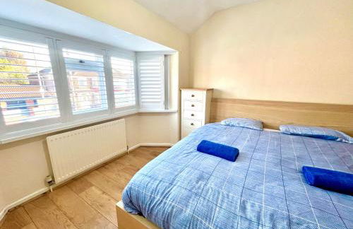 Spacious 3-Bed Family Retreat with Cosy Living and Garden! Free parking - Foto 8