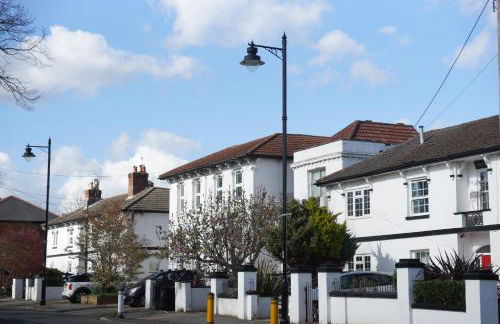 Stunning pied-a-terre moments from the water. - Photo 4