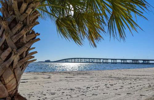 Endless Summer Retreat with Private Pool near Beach - Foto 39