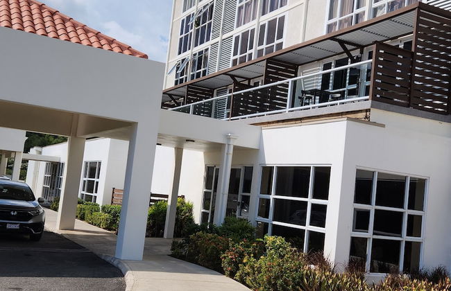 Balcony Breeze @ Bayfront Villas Portmore - Foto 1