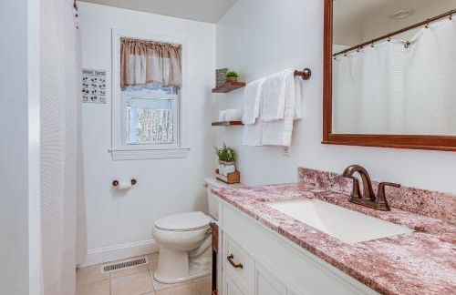 Quiet New Hampshire Getaway with Game Room! - Foto 18