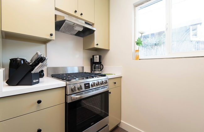 Stunning Studio Near DTLA - Photo 11