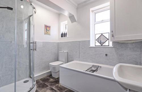 Large Southend Beach House Sleeps 8 Free Parking x 2 Perfect for Contractors 4 King Beds or 8 Single Beds by The Opulent Property Project UK - Foto 10