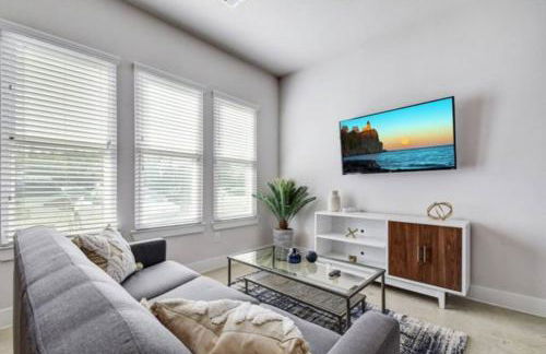 Vibrant Downtown Studio Wifi Pool Gym - Photo 11