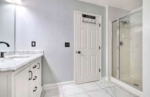 Pond-View Deck and Pool Table Woodbridge Haven! - Foto 13