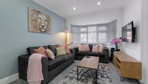 Family-Friendly 4-Bed near Parks & Transport Links - Foto 2