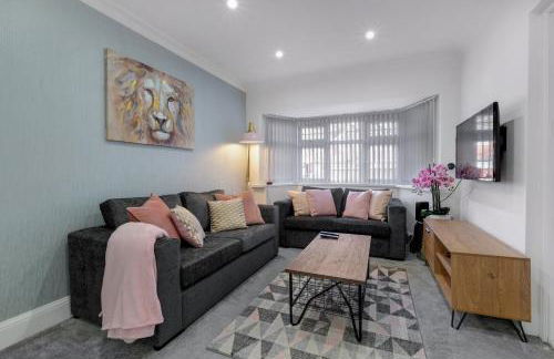 Family-Friendly 4-Bed near Parks & Transport Links - Foto 2