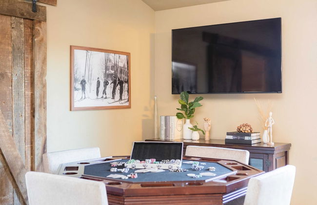 Klamath by Avantstay Gorgeous Mountain Home w/ Fire Pit, Spa & Lake Views - Photo 22