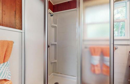 Walk to Town! Dog-Friendly Quincy Getaway with Deck - Foto 16