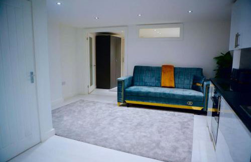 Perfect 1 Bed Apartment Sleeps 5 1 Kingsize bed 1 double Sofabed & Foldable Single bed Free Parking Wifi good transport network shopping Holiday Makers Families Contractors in North London - Photo 43