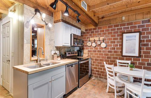 Riverfront Anglers Cabin in Fairhope with Deck! - Foto 8