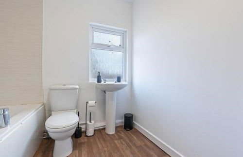 #93 Stylish Warwick Home - 10 mins to Warwick Castle - Sleeps 6 - " Perfect for Contractors and Families - Free Parking" - Foto 2