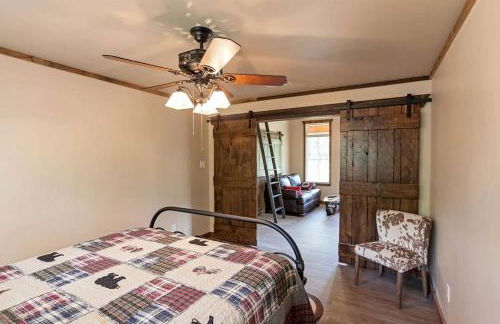 Two-Bedroom Cabin Rental with Fully Equipped Kitchen near Fredericksburg, Texas - Foto 9