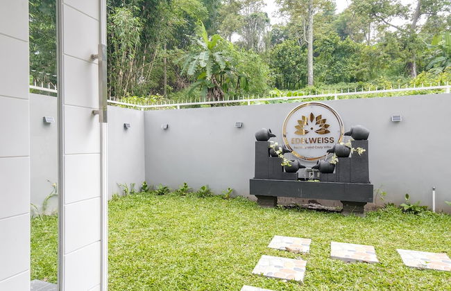 Calma Edelweiss Villa Lawang Malang - Photo 29