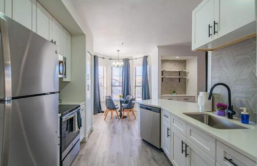 Amiable 2BD King Bed with Pool, Hot Tub, Gym, Parking - Foto 25