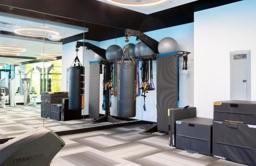 Modern East Side 1BR Apt with Balcony, Pool, and Gym - Foto 28