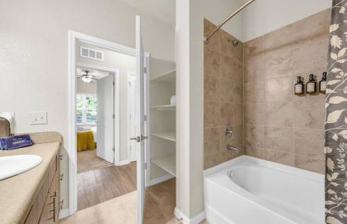 3BR Family Suite with Games & Pool - Foto 32