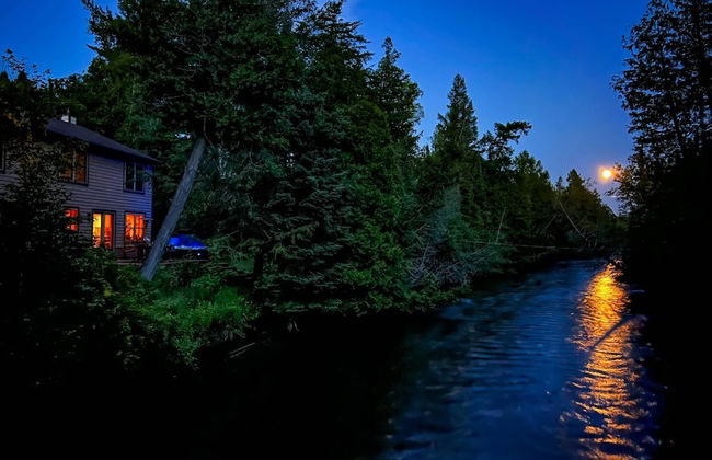 Firefly Lodge! Boardman River! Hot Tub! Woodstove! - Foto 17