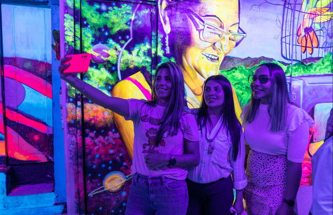 Tour do grafite pela Comuna 13 em micro–ônibus temático - Foto 1