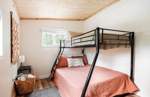 Mountain View Bungalow Near Breweries, Trails, Pool and Waterfalls - Foto 13