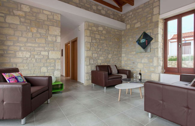 Villa in Arkadi With Pool Near the Sea - Photo 12