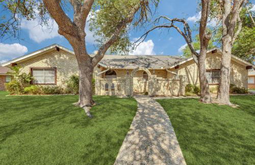 Farmhouse With Amazing Pool at Wester Hills Temple - Photo 9