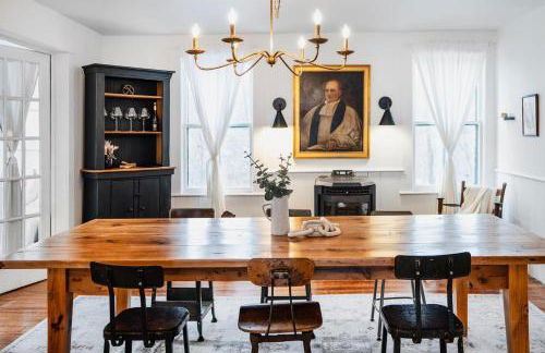 The Swiss Hill Farmhouse - 5 Bedrooms w Hot Tub - Foto 2