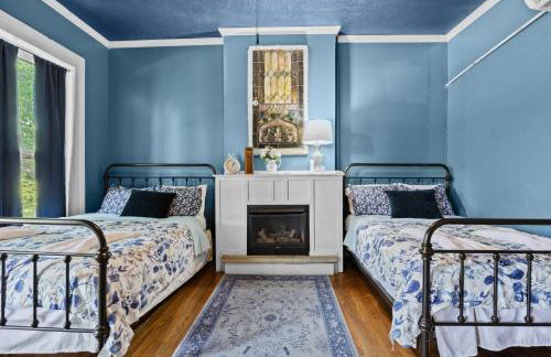 Elegant Manor w Private Yard & Modern Amenities - Foto 38