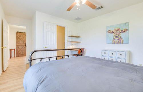 Relax Fireside! Poolside Oasis 3 Mi to Dtwn Sanger - Foto 16