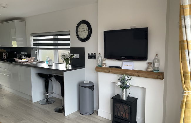 Charming 2-bed Cabin in Inverness, Scotland - Photo 9