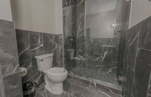 Stylish Downtown 2 Bedroom - Photo 6