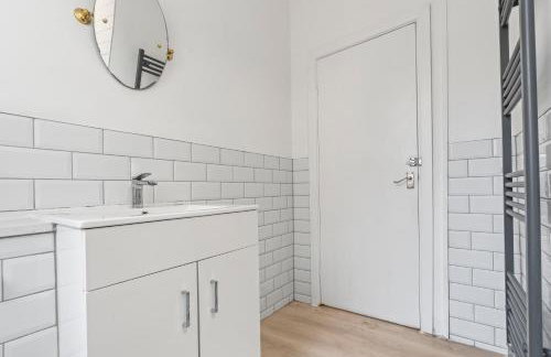 Contractor Stay - Newport Sleeps 5 with Wi-Fi - Foto 5